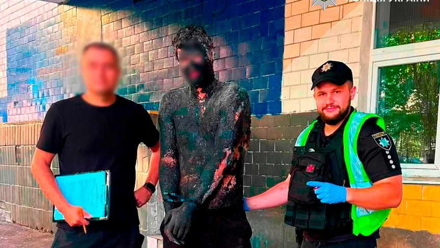 У Києві чоловік стрибнув у бочку зі смолою Затриманий чоловік у смолі