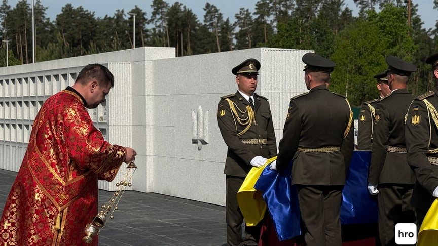 Церемонія перепоховання подружжя Мельників
