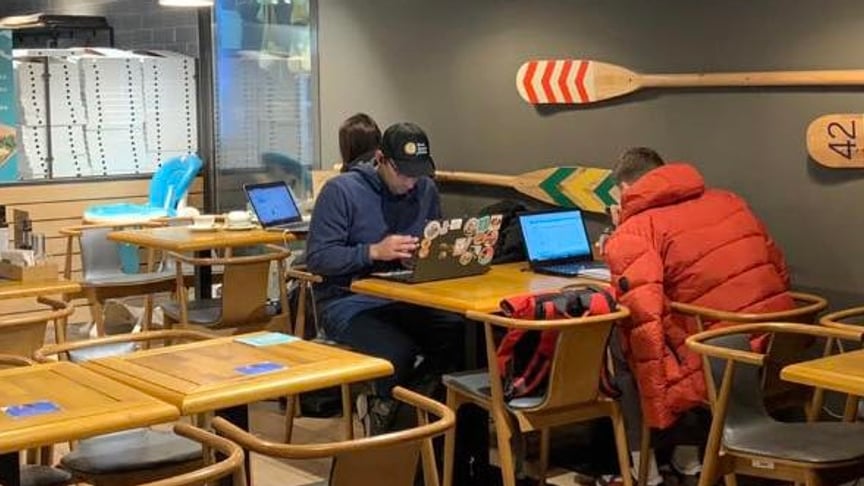 Люди працюють за ноутбуками всередині супермаркету