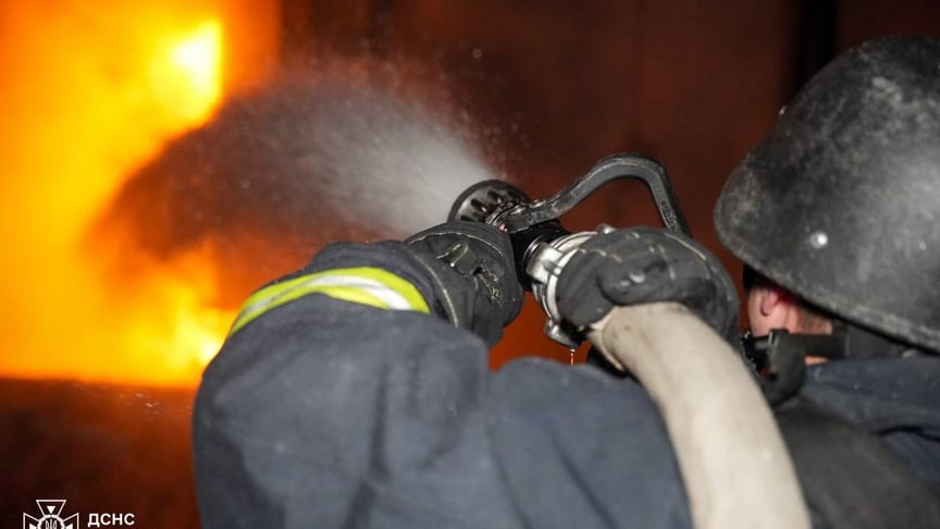 Рятувальники гасять пожежу після російських обстрілів на Одещині, 31 серрпня 2025 року