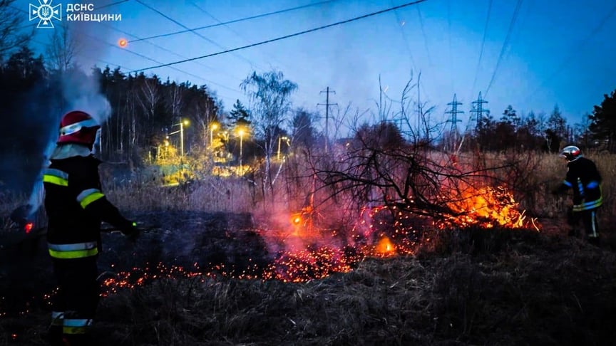 Рятувальники гасять займання на Київщині