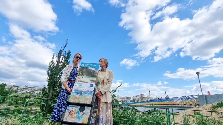 Ілюстративне фото. Члени Свідків Єгови пропонують свої релігійні журнали на набережній у Києві, 21 липня 2022 року Ілюстративне фото. Члени Свідків Єгови пропонують свої релігійні журнали на набережній у Києві, 21 липня 2022 року