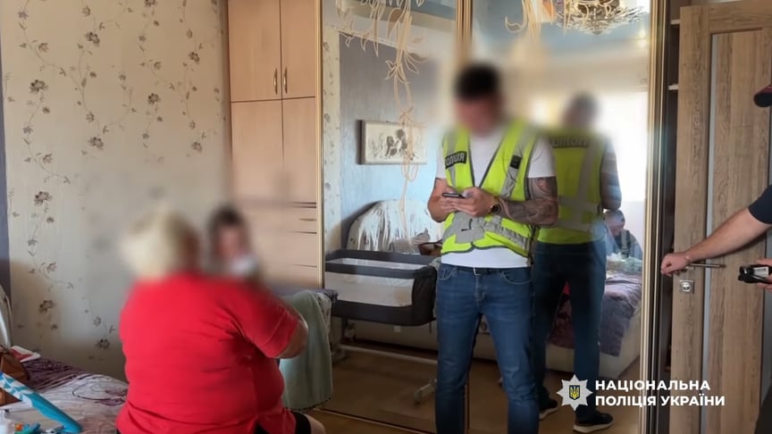 Новонароджену дівчинку в орендованих квартирах доглядала няня