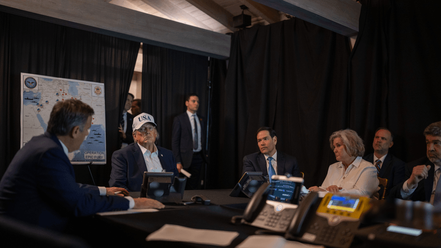 Президент США Дональд Трамп разом з посадоацями спостерігає за розгортанням операції проти Ірану