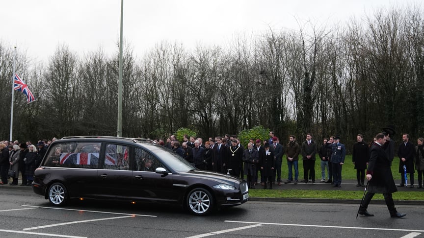 Люди зустрічають тіло загиблого в Україні британського десантника Джорджа Гулі Люди зустрічають тіло загиблого в Україні британського десантника Джорджа Гулі
