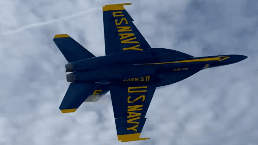 Літак F/A-18 Super Hornet пілотажної групи Військово-морських сил США над пляжем у Флориді Літак F/A-18 Super Hornet пілотажної групи Військово-морських сил США над пляжем у Флориді
