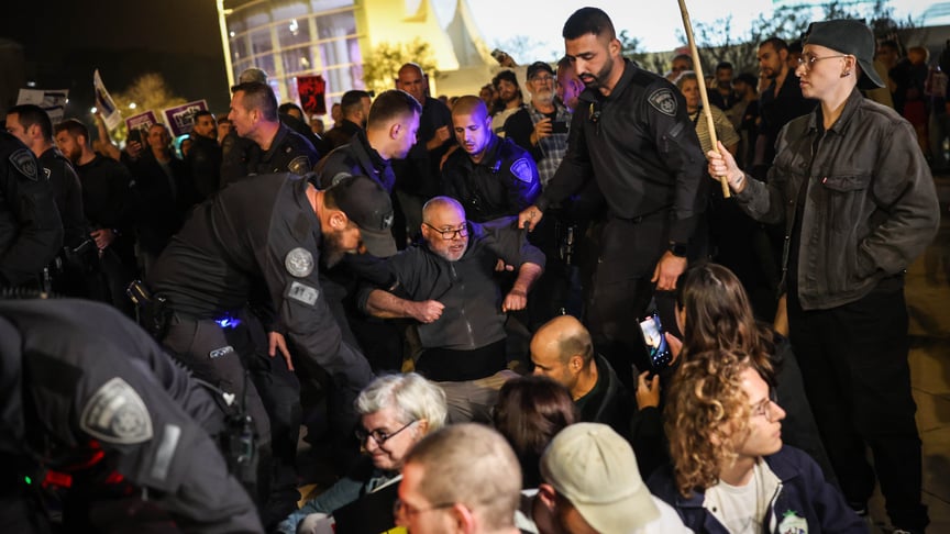 Поліція розганяє протестувальників під час мітингу у Тель-Авіві, Ізраїль, 4 квітня 2026 року Поліція розганяє протестувальників під час мітингу у Тель-Авіві, Ізраїль, 4 квітня 2026 року