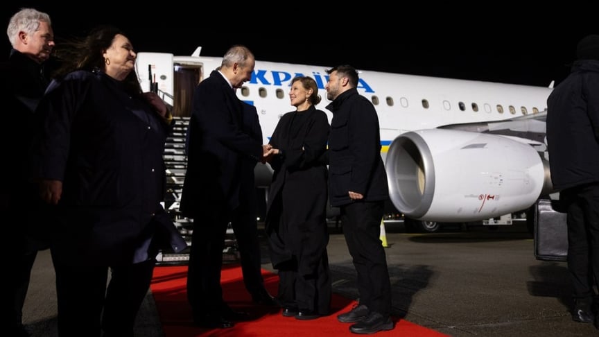 Президент Володимир Зеленський та перша леді Олена Зеленська після приземлення в Ірландії