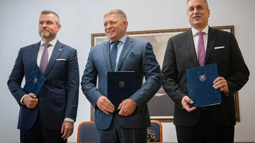 Слева направо: лидер Словацкой национальной партии Петер Пеллегрини, лидер SMER-SD Роберт Фицо и лидер «Гласа» Анрдей Данко в Братиславе, 11 октября 2023 года
