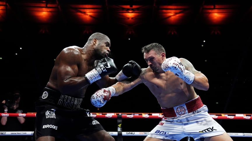 Деніел Дюбуа та Олександр Усик під час поєдинку за версіями IBF, IBO, WBC і WBO у суперважкій вазі