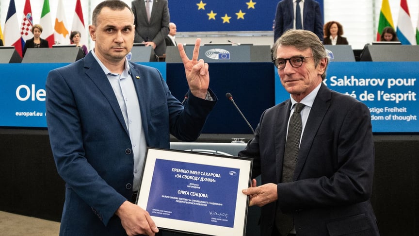 Украинский режиссер Олег Сенцов получил премию Сахарова 2018 года от президента Европарламента Дэвида Сассоли в Европарламенте в Страсбурге, Франция, 26 ноября 2019 год