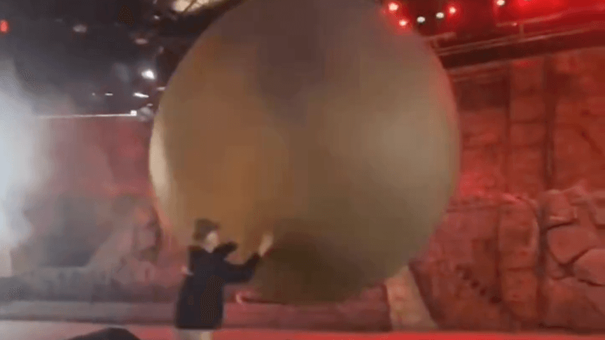 Працівник Walt Disney World намагається зупинити 180-кілограмовий реквізитний валун, що покотився на глядачів