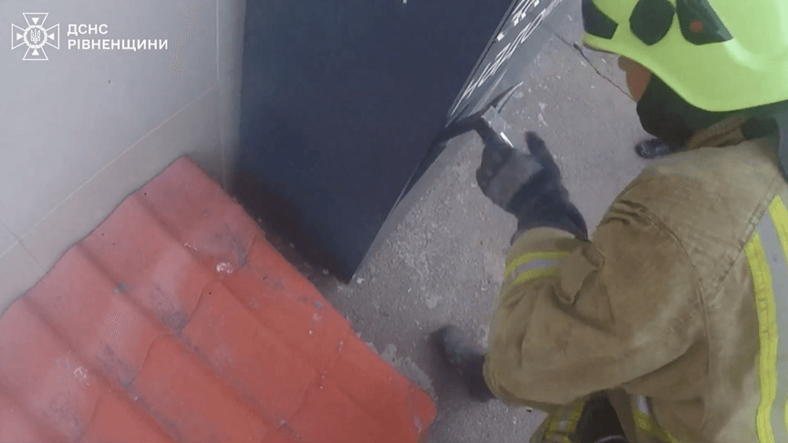 У Рівному рятувальники визволяли дівчину, яка опинилася зачиненою в поштоматі