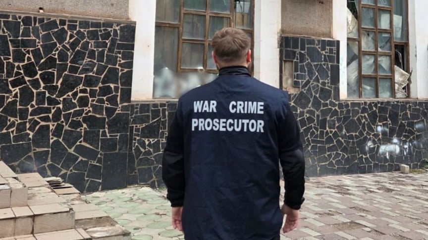 Прокурори оглядають місце російського обстрілу в Кривому Розі