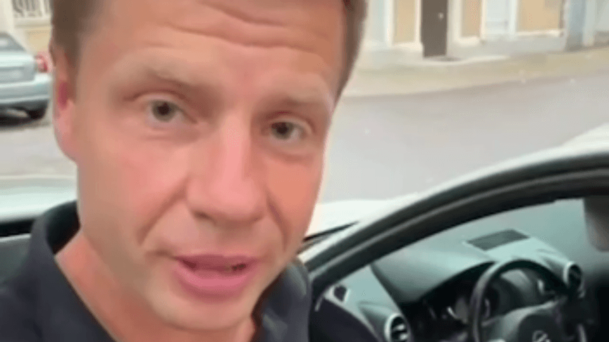 Олексій Гончаренко біля автомобіля, у якому знайшов «прослушку»