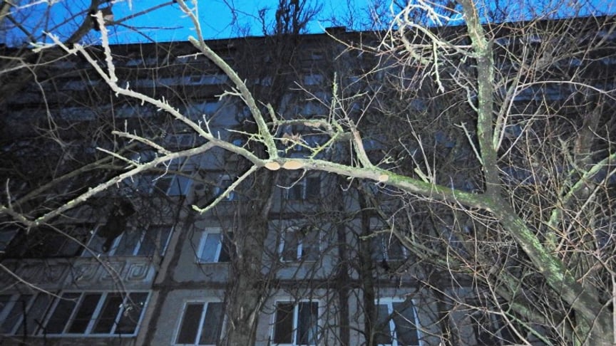 Багатоповерхівка, з вікна якої вистрибнула дівчина