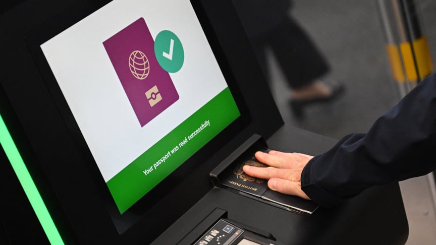 Чоловік сканує паспорт за допомогою Автоматизованої системи в'їзду/виїзду Європейського Союзу (EES)