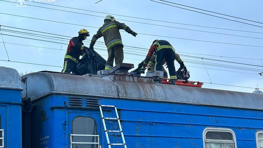 Рятувальникам довелося зняти тіло підлітка з даху потяга