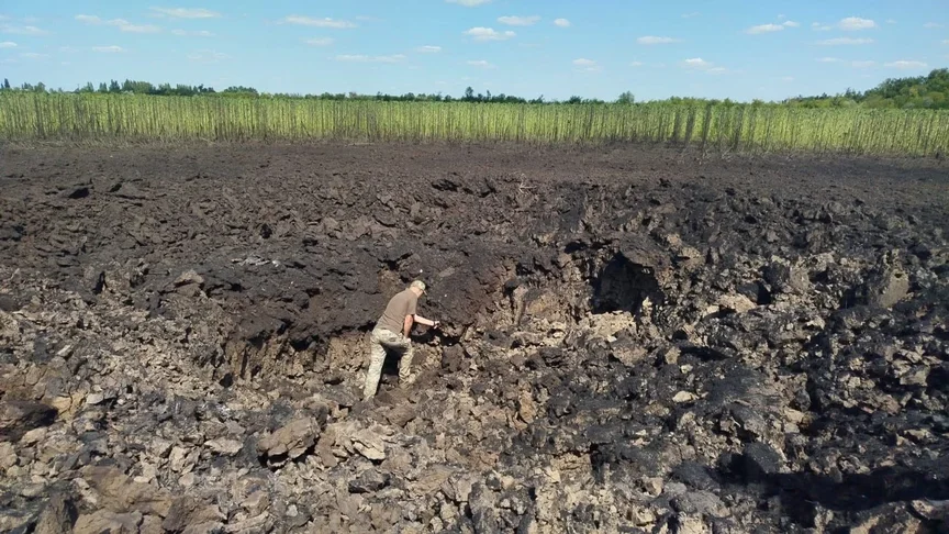 Вирва, яка утворилася після падіння північнокорейської балістичної ракети KN-23 поблизу Кривого Рогу Вирва, яка утворилася після падіння північнокорейської балістичної ракети KN-23 поблизу Кривого Рогу