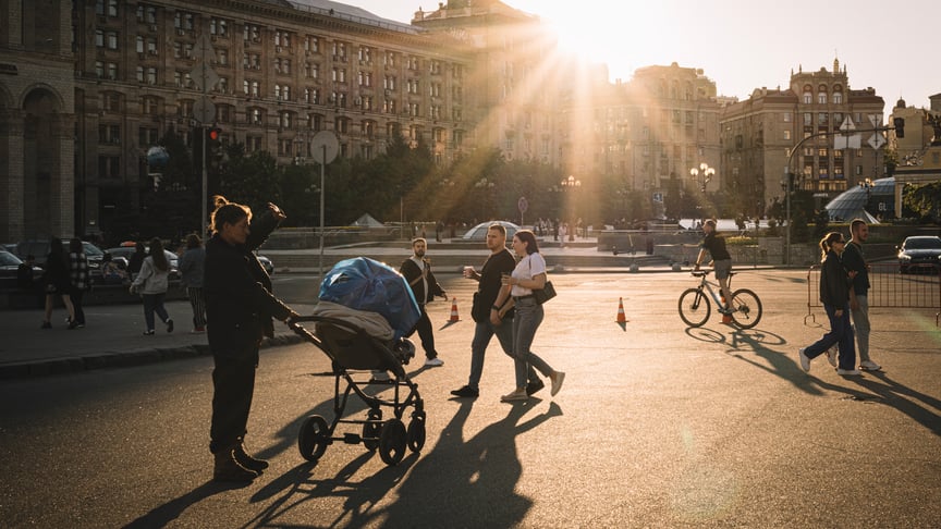 Ілюстративне фото. Кияни прогулюються Майданом Незалежності, 28 квітня 2024 року