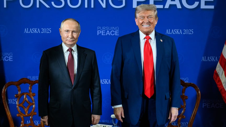 Дональд Трамп під час зустрічі з володимиром путіним на Алясці Дональд Трамп під час зустрічі з володимиром путіним на Алясці