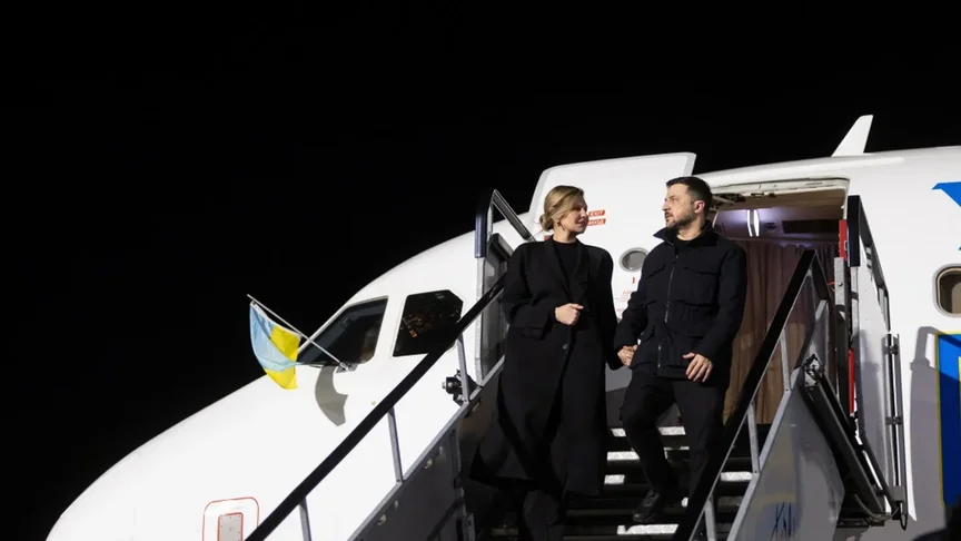 Подружжя Зеленських спускається з трапа літака після приземлення в Дубліні, 1 грудня 2025 року