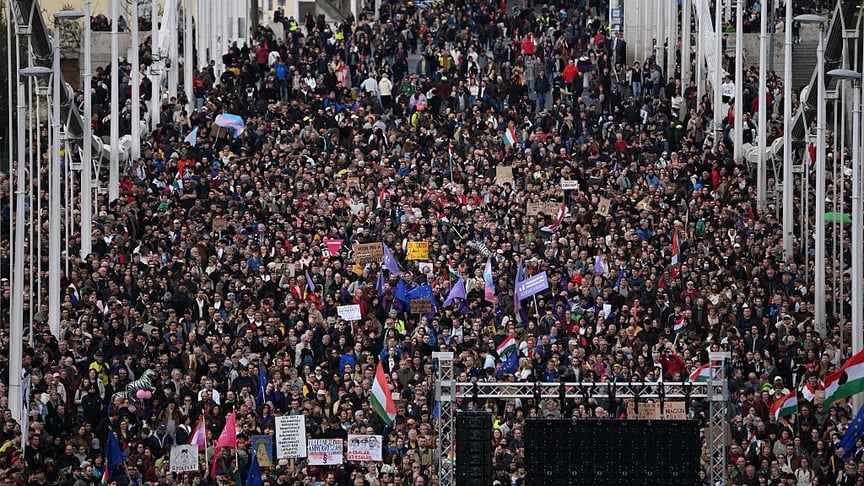 Тисячі людей на протесті в Будапешті проти закону, що забороняє щорічні ЛГБТ-марші, 1 квітня 2025 року