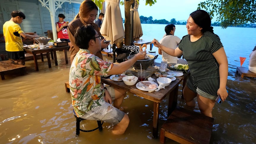 Ресторан Chaopraya Antique Café принимает гостей во время подтопления, Нонтхабури, Таиланд, 7 октября 2021 года