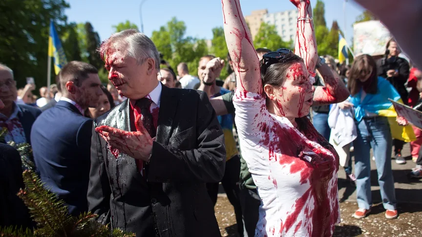 російський посол Сергій Андрєєв, на якого під час акції українських активістів потрапив буряковий сік, Варшава, Польща, 9 травня 2022 року