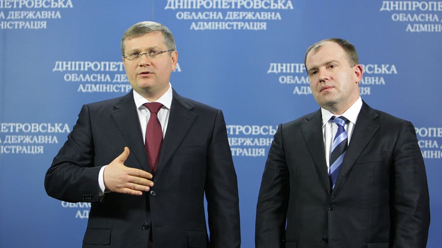 Колишні керманичі Дніпропетровської облдержадміністрації Олександр Вілкул (ліворуч) та Дмитро Колєсніков (на фото — Вілкул, якого призначили віце-прем'єр міністром України представляє нового очільника Дніпропетровської ОДА — Колєснікова, Дніпро, 25 грудня 2012 року)