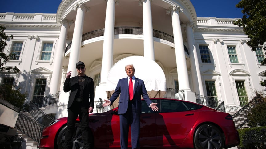 Президент США Дональд Трамп та мільярдер Ілон Маск біля червоної Tesla S, яку глава Білого дому купив задля підняття акцій компанії, 11 березня 2025 року