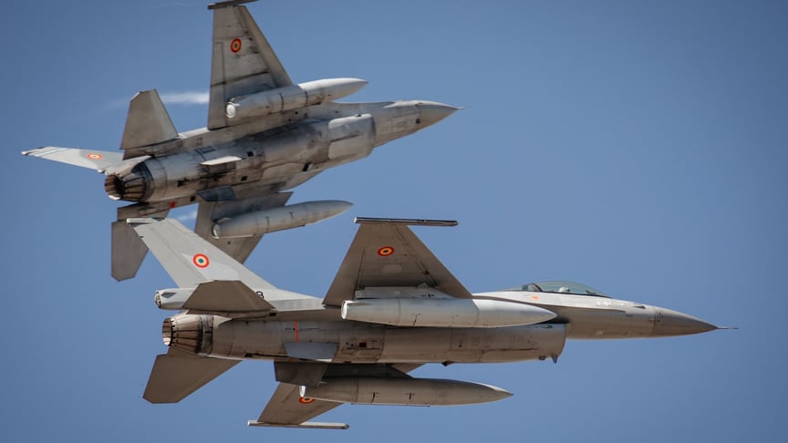 Ілюстративне фото. Два румунські винищувачі F-16 під час авіашоу, серпень 2025 року