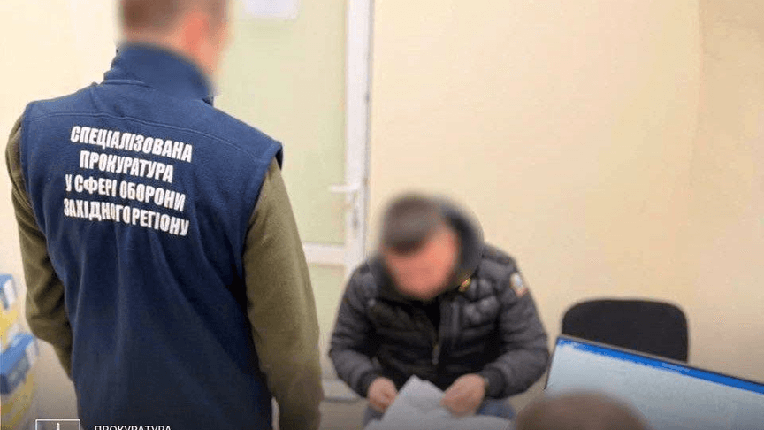 Правоохоронець поруч із підполковником Нацгвардії, якого обвинувачують у незаконному нарахуванні додаткових виплат військовослужбовцям