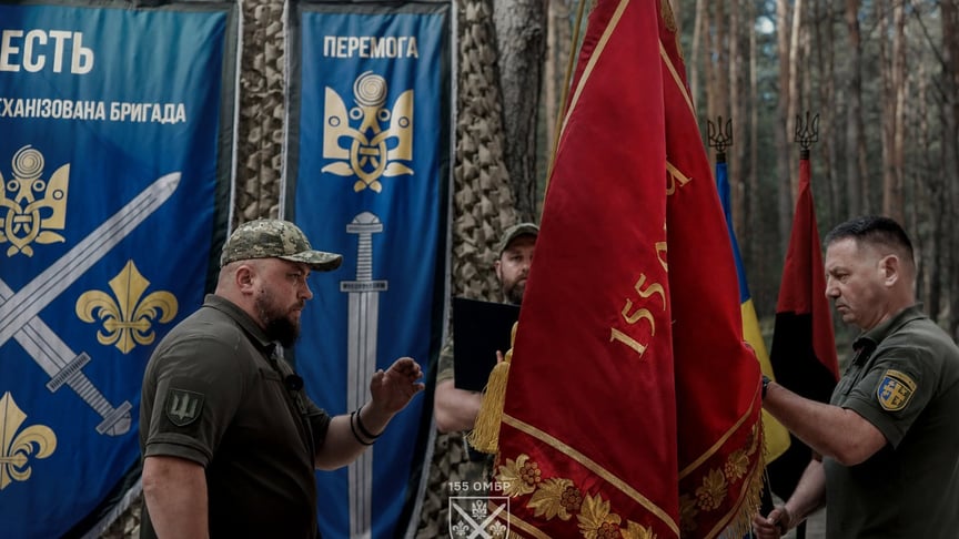 Андрій Крока отримує бойовий прапор 155-ї окремої механізованої бригади