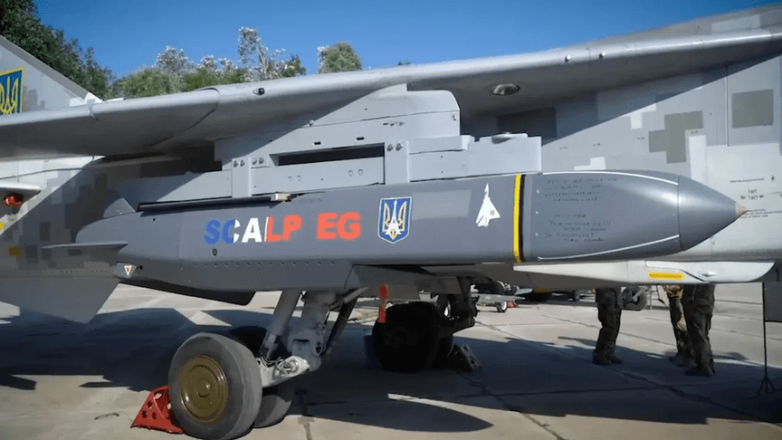 Далекобійна крилата ракета SCALP-EG (вона ж Storm Shadow) на українському Су-24 Далекобійна крилата ракета SCALP-EG (вона ж Storm Shadow) на українському Су-24