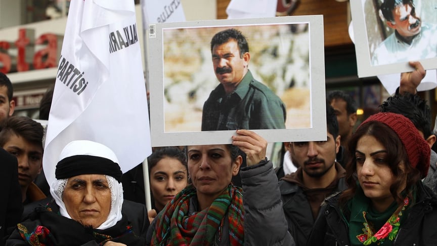 Члени курдської громади тримають портрети засудженого лідера Робочої партії Курдистану (РПК) Абдулли Оджалана під час демонстрації в Анкарі 15 лютого 2015 року