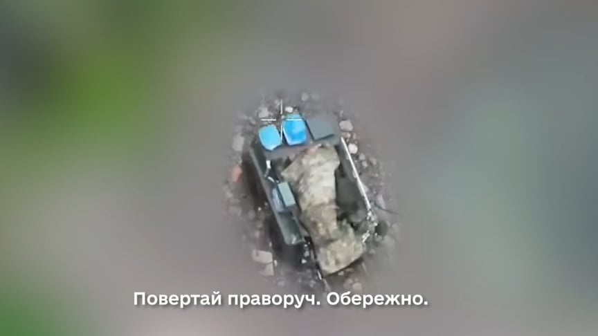 Украинские военные эвакуировали раненого побратима с помощью робота (ВИДЕО)