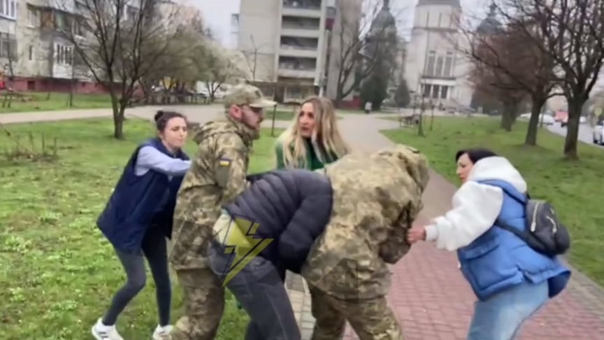 Жінки відтягують військових ТЦК від цивільного чоловіка у Львові, 1 квітня