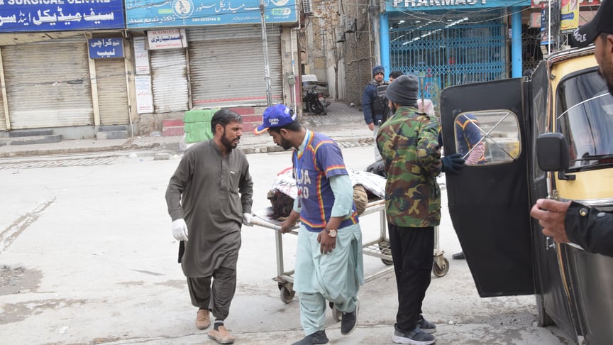 Родичі отримують тіла загиблих після атак у Кветті, Пакистан, 31 січня 2026 року