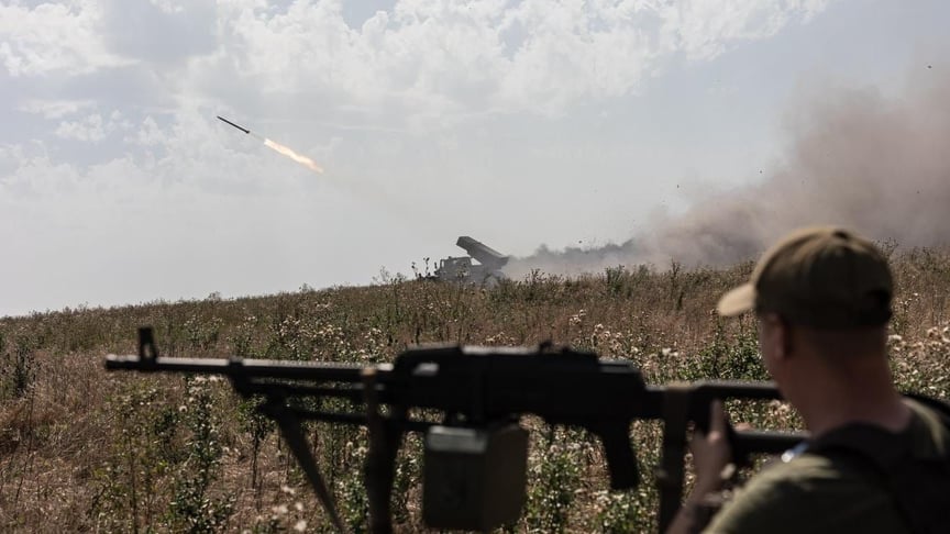 Український військовослужбовець на полі бою