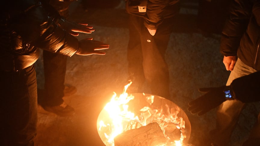 Жителі Києва гріються навколо багаття, поки багато квартир залишаються без опалення, 18 січня 2026 року