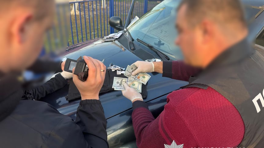 Правоохоронці заявили про викриття організованої групи, яка продавала авто, які завозили як гуманітарну допомогу