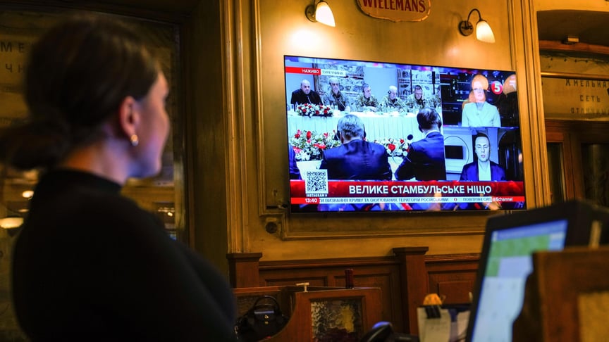 Ресторан у Києві транслює на телевізорі новини про перебіг переговорів між росією та Україною в Стамбулі, 16 травня 2025 року
