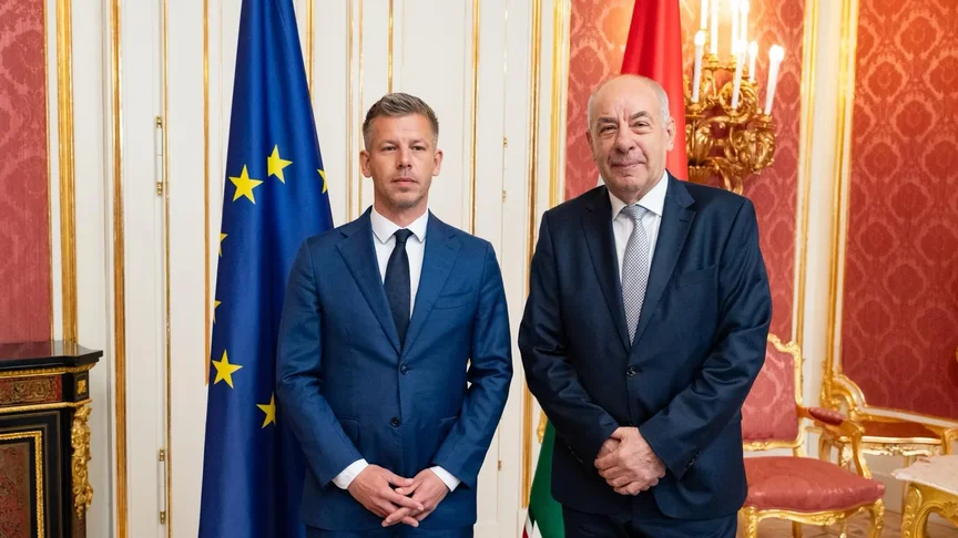 Прем'єр-міністр Угорщини Петер Мадяр (ліворуч) та президент Угорщини Тамаш Шуйок