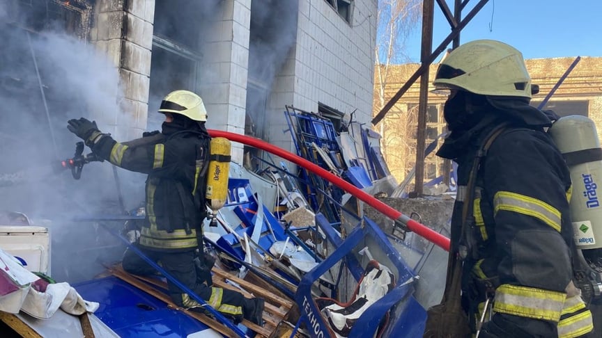 Наслідки обстрілу Оболонського району в Києві 22 березня