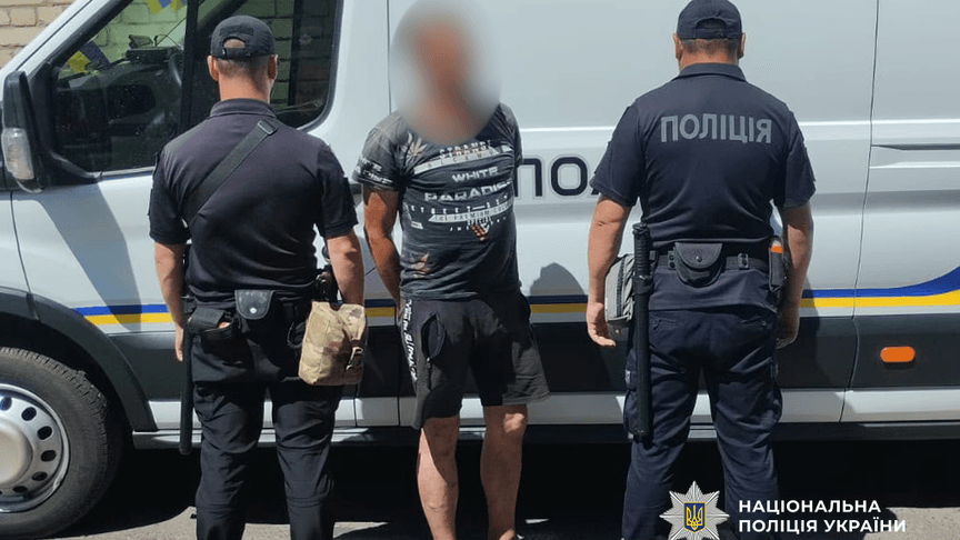 Правоохоронці поруч із затриманим підозрюваним у СЗЧ