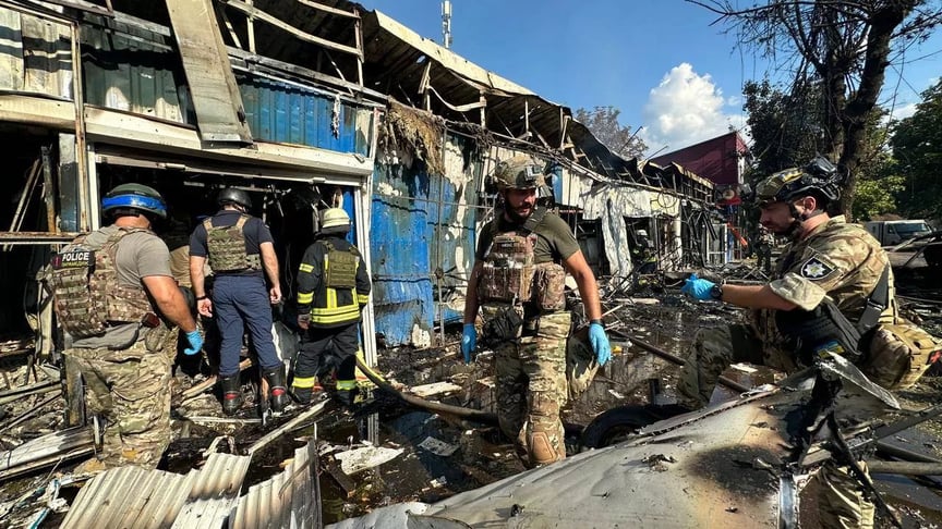 Правоохоронці працюють на місці російського удару в Костянтинівці Донецької області, 6 вересня 2023 року