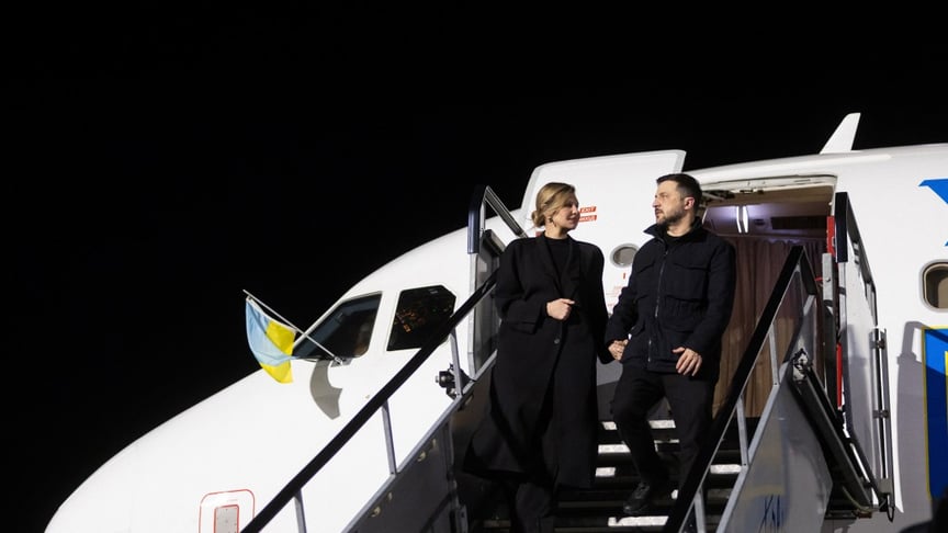 Подружжя Зеленських спускається з трапа літака після приземлення в Дубліні, 1 грудня 2025 року