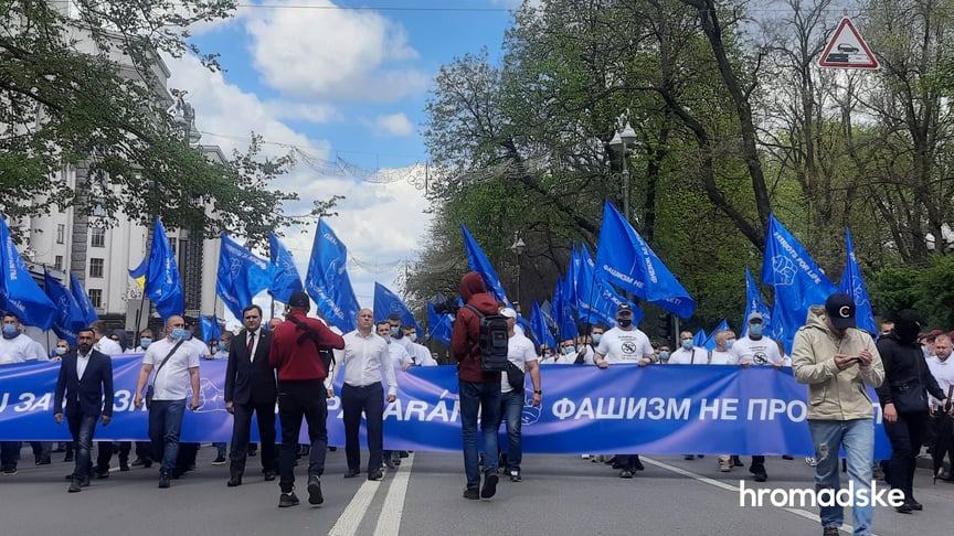 Депутат від ОПЗЖ Ілля Кива на чолі маршу організації «Патріоти — за життя», Київ, 9 травня 2021 року