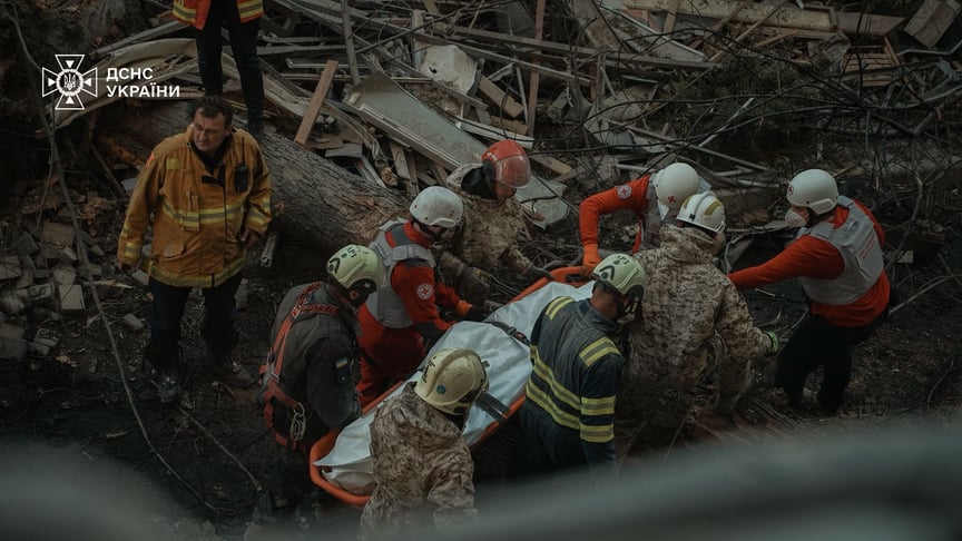 Під завалами у Києві знайшли ще одне тіло Під завалами у Києві знайшли ще одне тіло